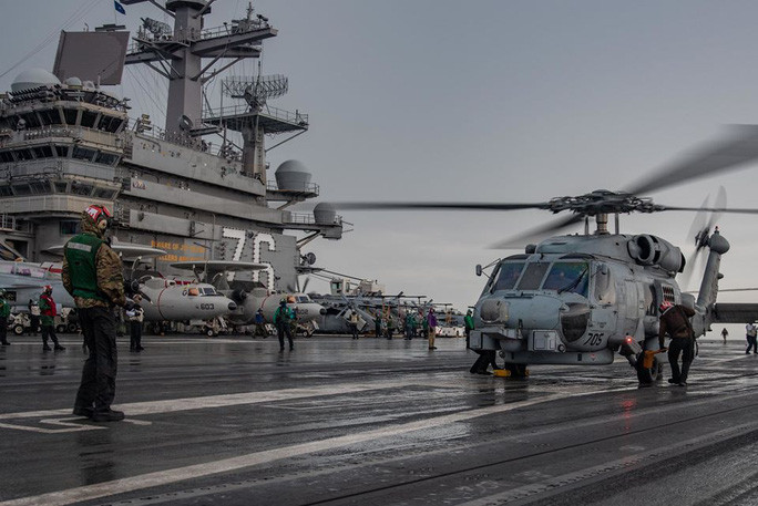 "Bất kỳ hoạt động tàu sân bay nào của Mỹ trong khu vực đều nằm trong tầm kiểm soát của PLA", tài khoản của Thời báo Hoàn cầu viết trên Twitter, cùng với hình ảnh của các loại tên lửa Trung Quốc.