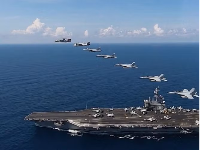 "Biển Philippines là đại dương mở, trong khi ở Biển Đông rải rác các tuyên bố, đòi hỏi chủ quyền trên không và trên biển chồng lấn," ông nói, theo tường thuật của CNN.