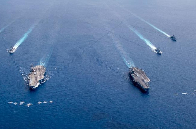 Thêm vào sự phức tạp đó, Mỹ tăng cường hỏa lực trong các cuộc tập trận hiện tại với máy bay ném bom B-52 bay cùng máy bay chiến đấu cất cánh từ các tàu sân bay. Máy bay ném bom này đã bay 28 giờ không ngừng từ căn cứ ở Louisiana để tham gia tập trận, cho thấy khả năng của Không quân Mỹ trong việc nhanh chóng di chuyển khí tài đến các điểm nóng trên thế giới.