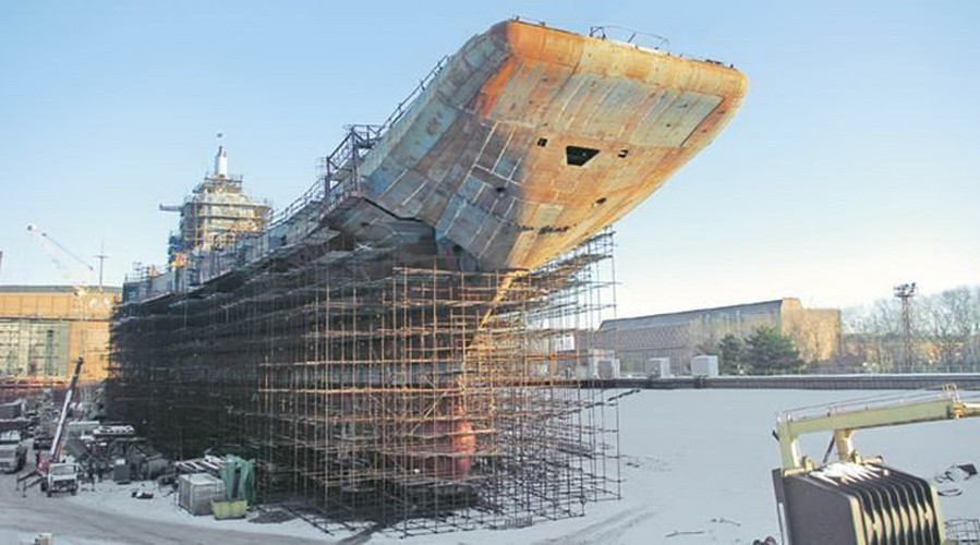 Bến tàu được trang bị hai cần cẩu kích thước khổng lồ với sức nâng 1.200 tấn. Ngoài ra còn có một công trường để xây dựng các nền tảng sản xuất dầu khí ngoài khơi với kích thước 750 x 265 m, bến mở rộng 300 m và bờ kè với chiều dài 720 m.