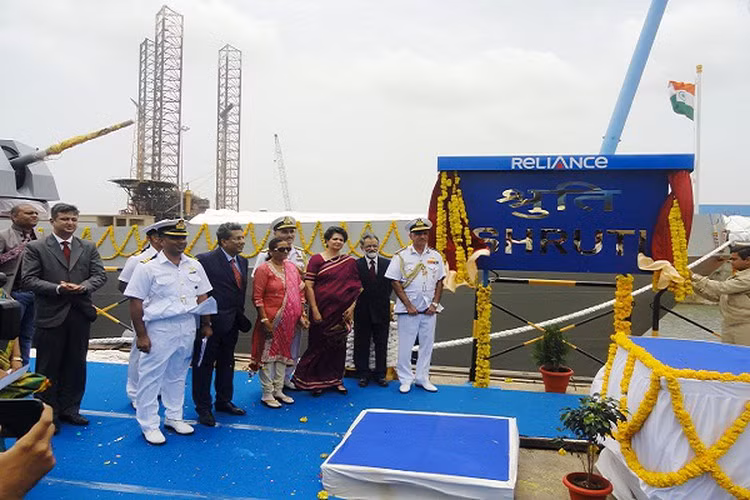 Đến nay, xưởng đóng tàu RNEL là doanh nghiệp chế tạo tàu biển lớn nhất Ấn Độ, với một bến tàu khô khổng lồ dài 662 m và rộng 65 m, có khả năng chứa tàu với mọi kích cỡ.