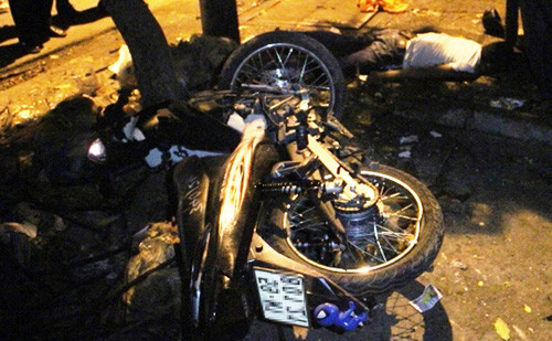 Hai thanh nien lao xe vào cọt diẹn chan dong khu dan cu