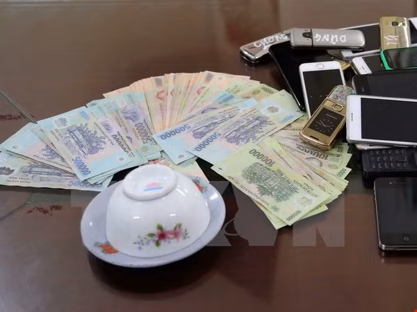 Cong an vay bat danh bac, bi thu phuong nhay lau bo tron