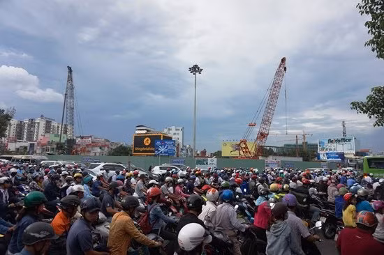 Cầu vượt vòng xoay Nguyễn Kiệm - Nguyễn Thái Sơn được khởi công hồi tháng 2. Theo thiết kế, cầu vượt bằng thép có dạng hình chữ N, bao gồm một cầu vượt hướng Nguyễn Kiệm - Nguyễn Thái Sơn dài 367,7 m, một cầu vượt hướng Nguyễn Kiệm - Hoàng Minh Giám dài 367,7 m và một cầu vượt từ đường Hoàng Minh Giám - Nguyễn Thái Sơn dài 362,8 m. Cầu vượt dự kiến hoàn thành sau 6 tháng thi công.