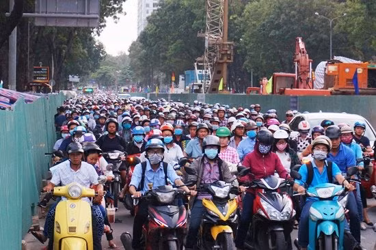 Lòng đường Hoàng Minh Giám qua công viên Gia Định bị thu hẹp, hai bên đường là lô cốt, rào chắn công trình; các phương tiện luôn phải "kèn cựa" di chuyển rất khó khăn.