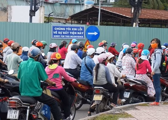 Xe độ đan xen vào nhau, chiếm hết lối băng qua đường. Nữ sinh viên phải mất hơn 10 phút mới lấy bình tĩnh, luồn lách qua dòng xe.