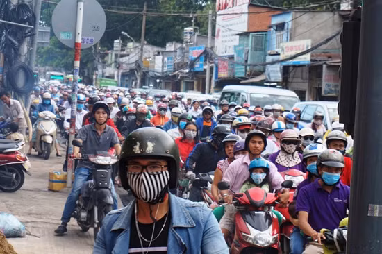 Đường Nguyễn Kiệm, tuyến đường một chiều hướng ra vòng xoay Nguyễn Thái Sơn kẹt cứng. Xe máy, ô tô như chôn chân trên đường.