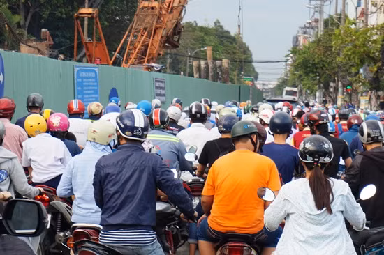 Đường Nguyễn Thái Sơn, lô cốt choán hết 1/2 lòng đường tạo thành nút thắt cổ chai khiến phương tiện qua đây phải chen chúc, nhích từng chút.