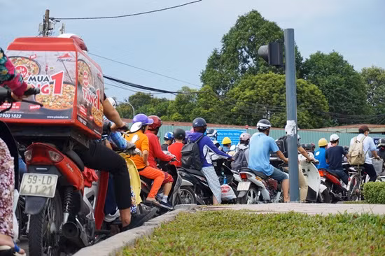 Khổ nhất là các bác tài xế xe ôm, người chở hàng thuê. Kẹt xe khiến họ bị trễ giờ giao hàng, không kịp đón khách...