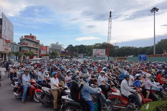 Cao điểm chiều cho đến hơn 20h tối, giao thông rơi vào cảnh ùn tắc trầm trọng. Hàng ngàn phương tiện nhích từng mét.