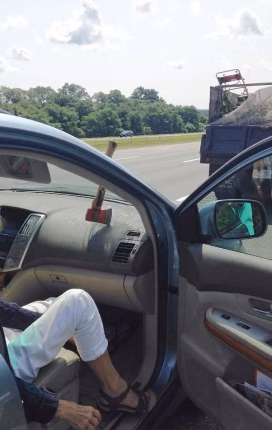 Đây là một trong những bức ảnh khó tin có thật mà nhiều người cảm thấy sửng sốt nhất. Người ngồi trong xe ắt hẳn có thiên thần hộ mệnh nên chiếc rìu mới chỉ mắc kẹt trên tấm kính chắn gió trước xe ô tô. Sự việc diễn ra ở đường Topsfield, Massachusetts, Mỹ. (Nguồn Boredomtherapy)