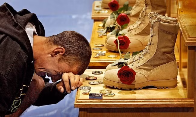 Người đàn ông mạnh mẽ nhất là người dám thể hiện cảm xúc của mình. Đứng trước linh cữu đồng đội, chàng lính không thể kiềm chế được mà bật khóc bằng tất cả sự mạnh mẽ của mình. (Nguồn Emgn)