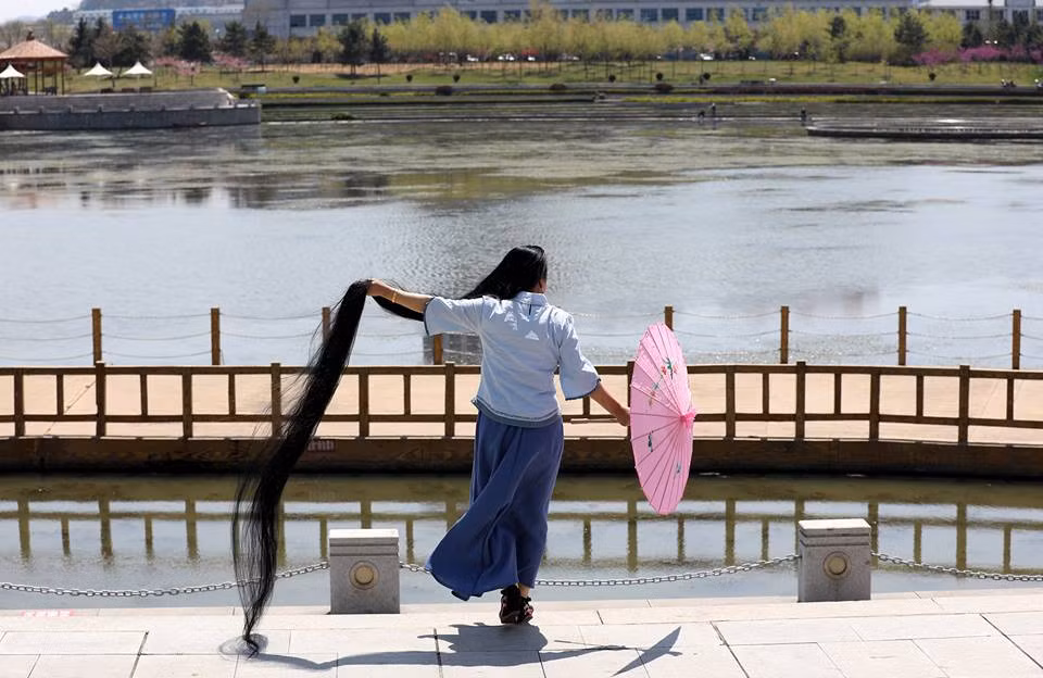 Hiện tại, tóc của bà Cao Tuấn Anh đã dài hơn 3m, khi đi ra ngoài đường bà thường tết gọn lại, hoặc dùng khăn bọc lại, cuốn thành búi để dễ di chuyển. Bởi chỉ cần thả ra, mái tóc dài rất nhanh bị rối, bị cuốn, vướng vào các vật khác. (Nguồn Sina)