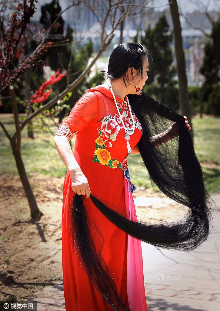 Theo chia sẻ về lý do để tóc dài. Đó là vào một ngày năm 1988, nghe người khác thường xuyên nói "tóc dài não ngắn", bà vô cùng bực mình, quyết tâm chứng minh, người có tóc dài, não cũng không hề ngắn, thậm chí tài hoa hơn người. (Nguồn Sina)