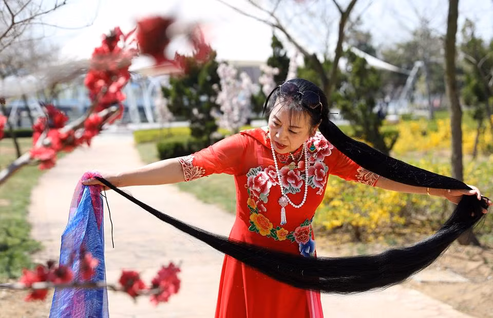 Tên đầy đủ của bà là Cao Tuấn Anh, năm nay 62 tuổi. Hiện tại đã về hưu nhưng do đa tài đa nghệ lại sở hữu mái tóc dài như suối hiếm người có được, bà Tuấn Anh thường xuyên nhận được lời mời của các đài truyền hình trên khắp cả nước đến giao lưu, nói chuyện. (Nguồn Sina)