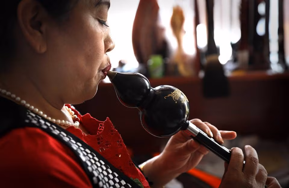 Trên con đường nghệ thuật của mình, nhờ kiên trì học tập, bà Cao Tuấn Anh cũng đạt thành tựu không nhỏ, có thể chơi những nhạc cụ truyền thống một cách thành thạo. (Nguồn Sina)