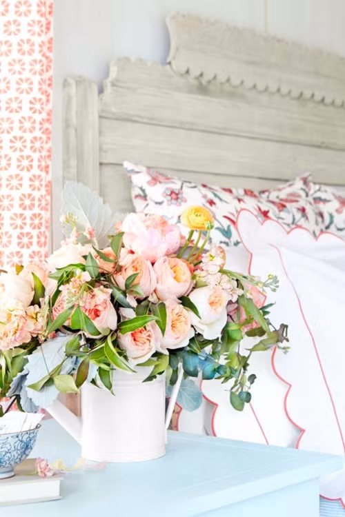 Bạn hoàn toàn có thể biến tấu chiếc bình tưới cây thành một chiếc lọ hoa cho những bông hoa xinh đẹp bày trong nhà.