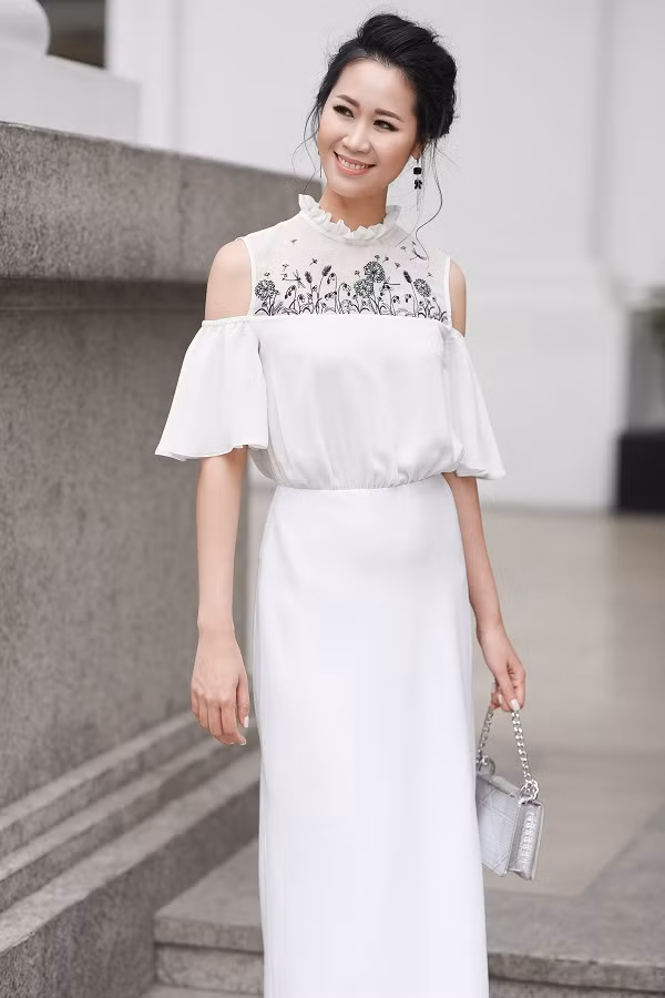 Ngoài ngoại hình trẻ trung, cô còn được khán giả ngưỡng mộ vì tổ ấm hạnh phúc với doanh nhân Nguyễn Việt Thắng. Cặp đôi kết hôn đã 7 năm, có một con trai hơn 5 tuổi nhưng tình cảm vẫn ngọt ngào như thuở mới hẹn hò. Cũng nhờ hôn nhân viên mãn mà Dương Thùy Linh lúc nào cũng xuất hiện với thần sắc rạng rỡ.