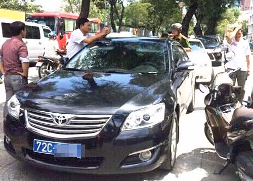 Ong Doan Ngoc Hai xu ly 5 oto bien xanh dau via he