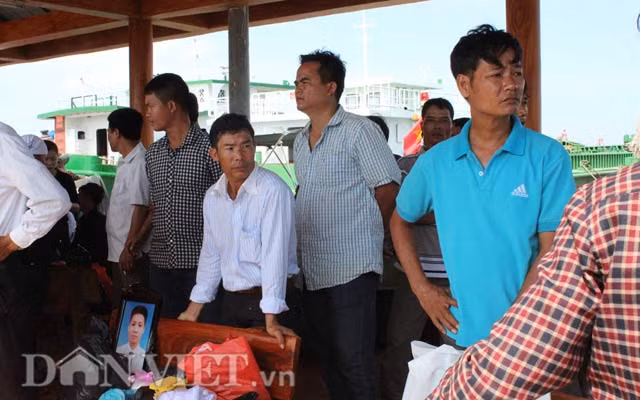 Người thân mang di ảnh nạn nhân có mặt rất sớm trên bến cảng.