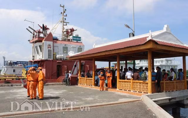 Từ trước đó, rất nhiều thân nhân của nạn nhân vụ chìm tàu Hải Thành 26 đã có mặt ngay tại cảng Trung tâm phối hợp tìm kiếm cứu nạn Hàng Hải khu vực III để đón những người xấu số. Ảnh giây phút chờ đợi trước giờ tàu cập bến.