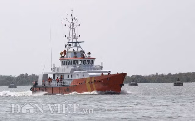 Trời nắng gắt, tiếng khóc của người nhà ai oán cả bến cảng.