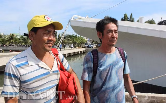 Tàu bắt đầu cập bến.