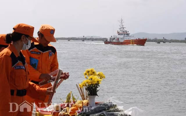 14h25 tàu SAR mang thi thể nạng nhận chuẩn bị cập cảng.