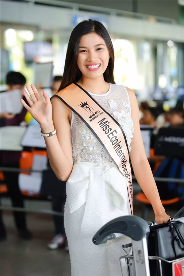 Sau khoảng thời gian “chinh chiến” tại cuộc thi Hoa hậu Môi trường Quốc tế 2017 - Miss Eco Intenational, Nguyễn Thị Thành đã chính thức về nước vào chiều 17/4.