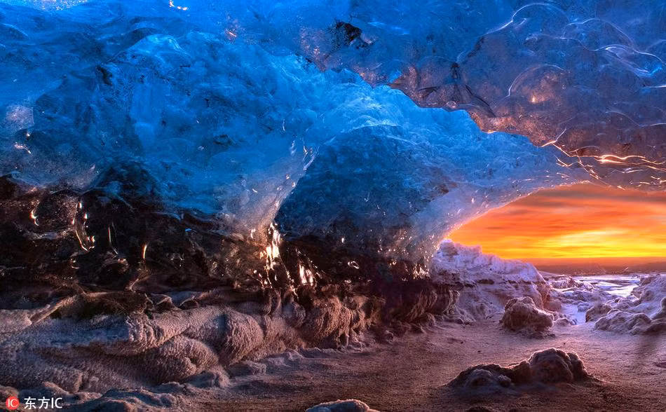 Hang động sông băng Vatnajökull, Iceland là một địa điểm du lịch nổi tiếng trên thế giới, thu hút rất nhiều du khách và nhiếp ảnh gia bởi sự lộng lẫy hiếm có của mình. (Nguồn Sina)