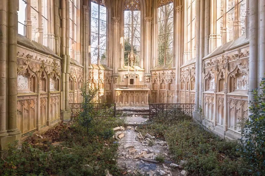 Trong những bức ảnh này, Roman Robroek đã cố gắng sử dụng nhiều cách thức khác nhau để lột tả được vẻ đẹp tự nhiên của những "ngôi nhà của Chúa", những nhà thờ bị bỏ hoang lâu ngày. (Nguồn Bored Panda)