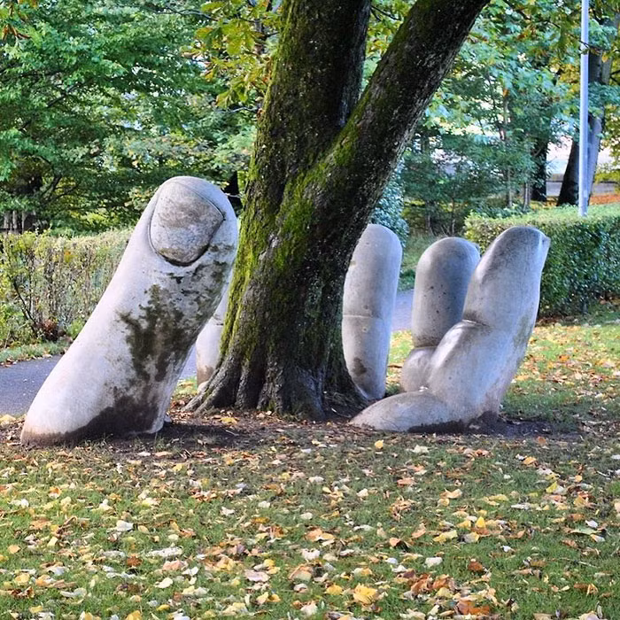 Sử dụng một gốc cây để làm trung tâm, tác phẩm nghệ thuật đường phố này khiến người xem có cảm giác đang bước vào thế giới cổ tích với muôn vàn điều kỳ diệu. (Nguồn Bored Panda)