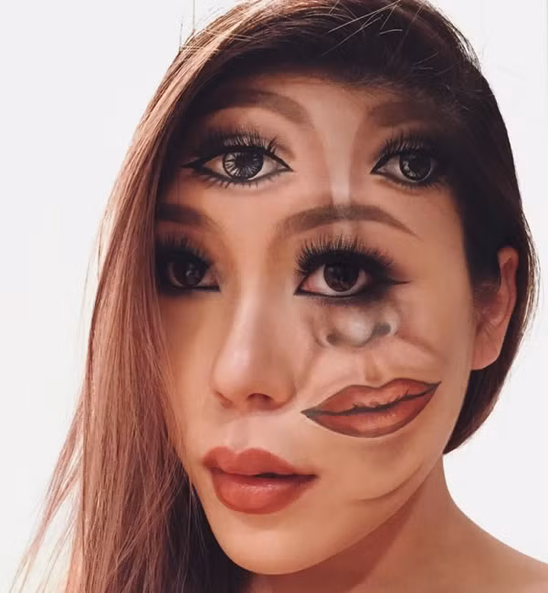 Chỉ với những dụng cụ trang điểm, Mimi Choi có thể biến hóa từ một cô gái quyến rũ thành quái vật nhiều mũi, mắt và mồm. (Nguồn Oddity)