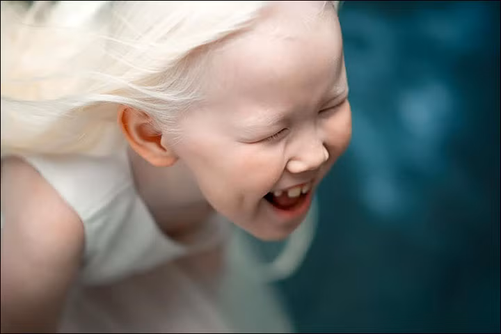 Cô bé "rất nghệ thuật" và có năng khiếu, tự tin trước ống kính, khiến buổi chụp diễn ra vô cùng thuận lợi, vui vẻ. (Nguồn Dailymail)