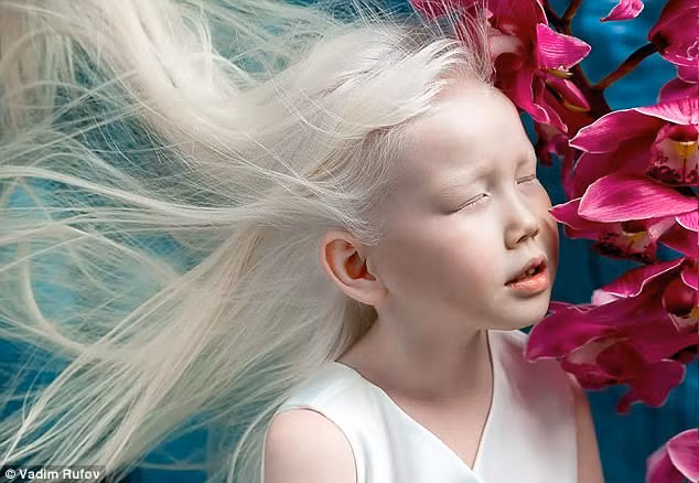 "Nariyana thích khiêu vũ và vẽ tranh vào những lúc rảnh rỗi. Tôi vẫn chưa muốn con bé kiếm tiền ngay vào lúc này. Khi trưởng thành, nó sẽ lựa chọn nghề nghiệp mà nó muốn theo đuổi dù hiện tại, con bé vẫn nói nó muốn làm người mẫu", cô Elena cho biết. (Nguồn Dailymail)