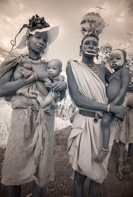 Tộc Suri được đánh giá là sống gần gũi, chan hòa với thiên nhiên. (Nguồn Sina)