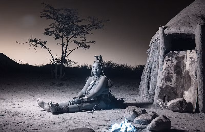 Một người phụ nữ dân tộc Himba, đây la một nhóm dân tộc khoảng 50.000 người sống ở miền bắc Namibia, trong khu vực Kunene. Người Himba sống du mục trên vùng đất khô cằn, sinh tồn chủ yếu bằng săn bắn, hái lượm và nuôi một ít bò, dê. (Nguồn Sina)