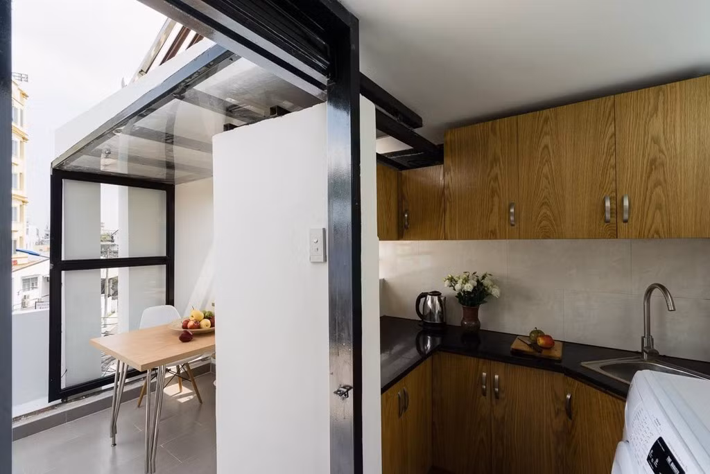 Tầng 4 với bếp ăn nhỏ gọn và ban công.