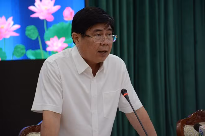 Chu tich TP.HCM khen quan 1, che quan 5 chuyen dep via he