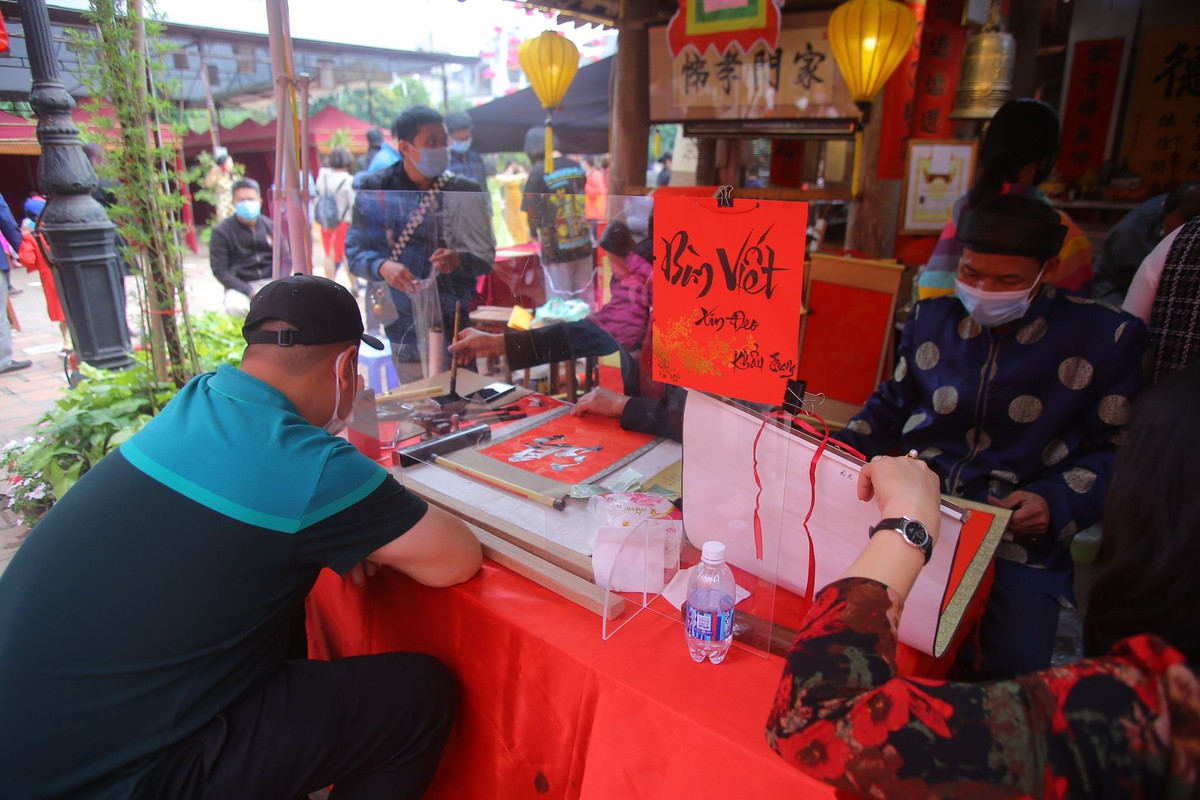 Tại Hồ Văn-Văn Miếu, việc xin chữ đầu năm được diễn ra từ ngày 5/2 nhưng không tổ chức khai mạc, tất cả ông đồ bắt buộc phải đeo khẩu trang, thậm chí bàn có tấm kính chắn để đảm bảo an toàn khi thực hiện việc cho chữ trong dịp Tết này.