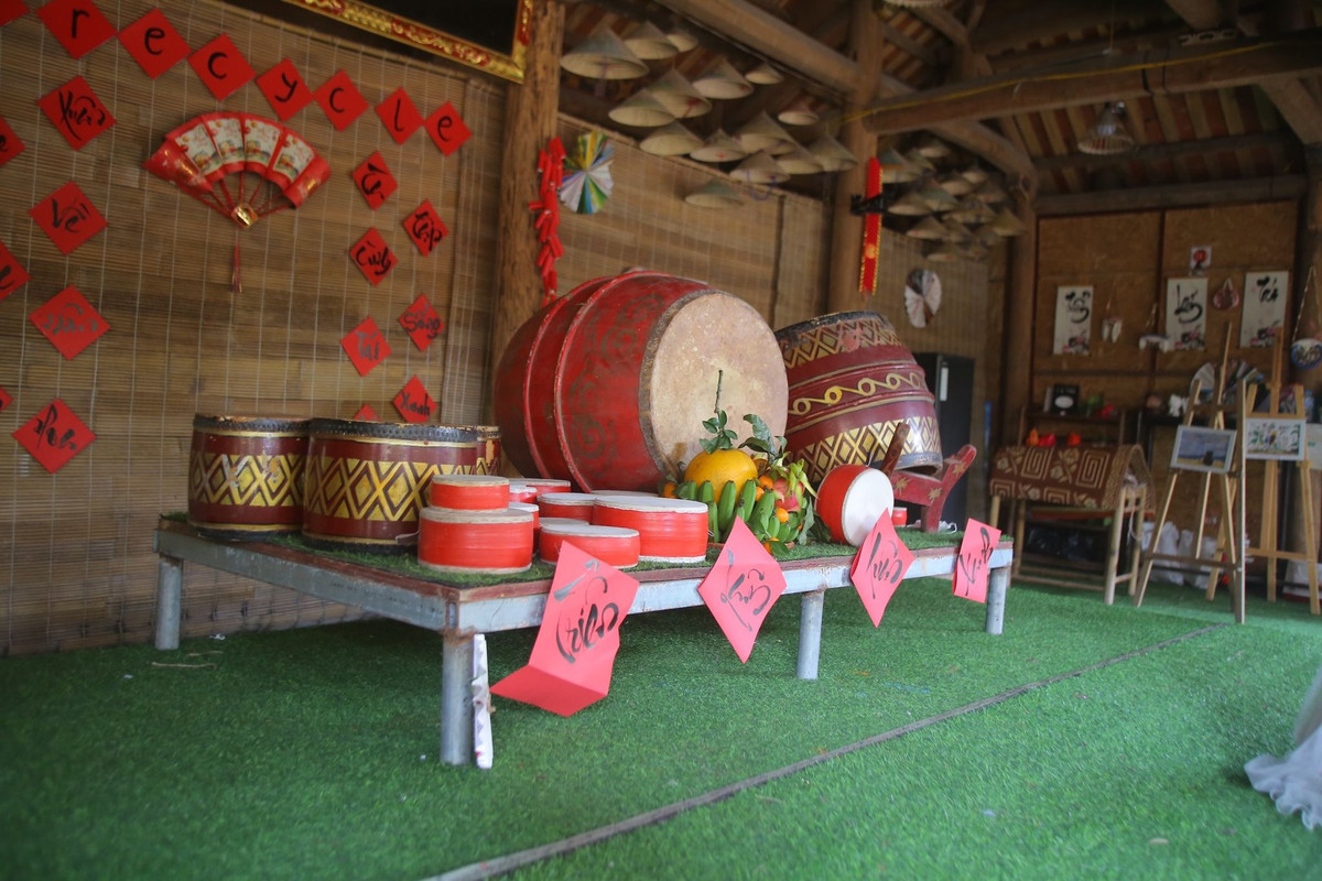 Theo ghi nhận PV, năm nay số lượng ông đồ giảm đáng kể lác đác chỉ vài người. Khác với hơn trăm người như mọi năm, không còn cảnh ông đồ ngồi vỉa hè, xung quanh khu vực Văn Miếu-Quốc Tử Giám.