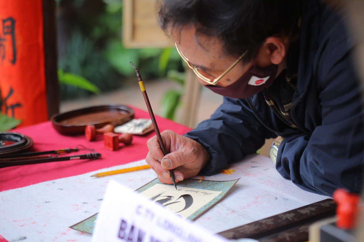 Năm nay là một năm đặc biệt, khi các ông đồ cũng như du khách đến phải đeo khẩu trang để vào xin chữ.