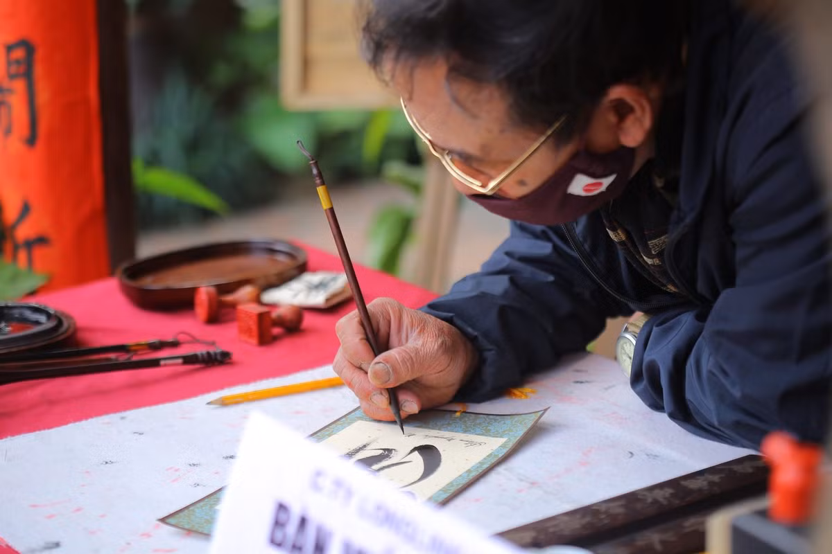 Năm nay là một năm đặc biệt, khi các ông đồ cũng như du khách đến phải đeo khẩu trang để vào xin chữ.