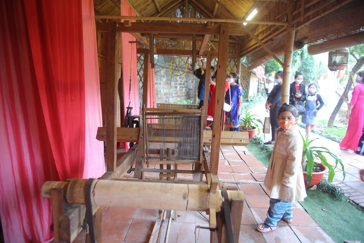 Ngay tại ngoài cổng, khẩu trang, dung dịch rửa tay đã được đặt sẵn để phục vụ sát khuẩn cho khách.