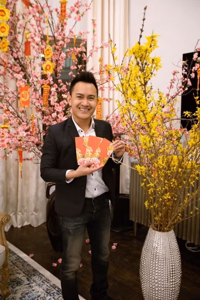 Con trai ky su hang khong cua Hoai Linh don Tet xa que