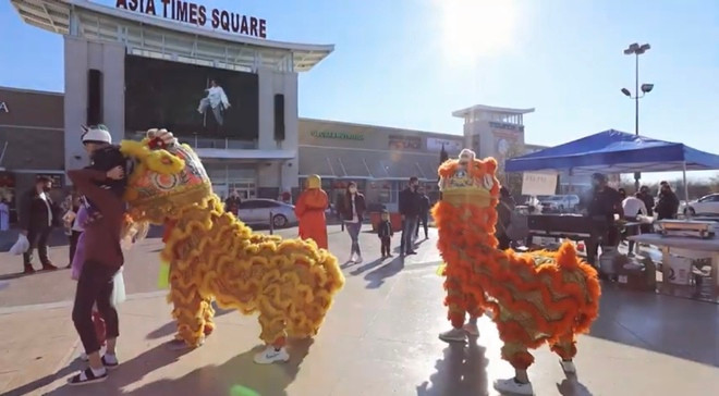 Con trai ky su hang khong cua Hoai Linh don Tet xa que-Hinh-4