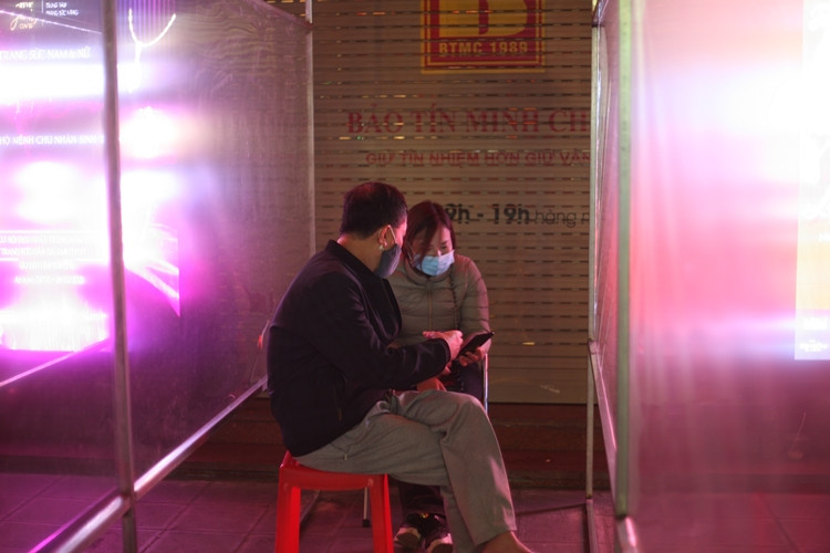 Nguoi dan di mua vang ngay via Than Tai tu 3h sang o Ha Noi