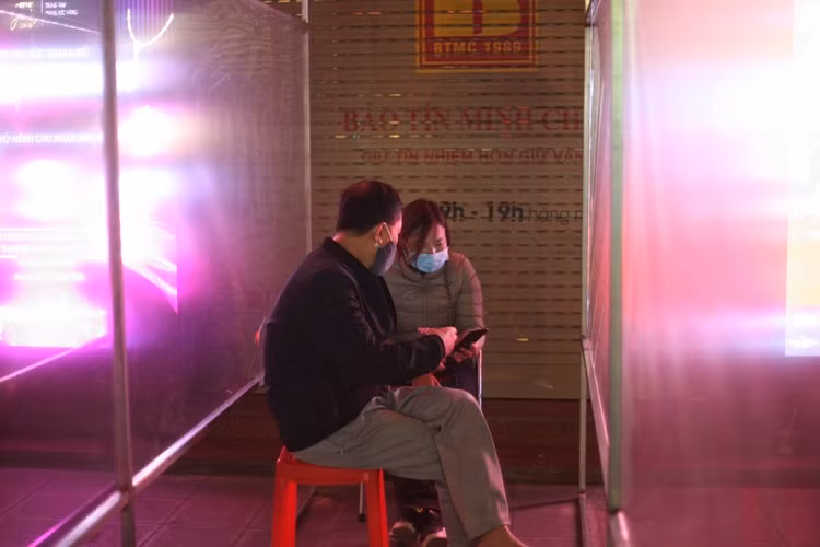 Nguoi dan di mua vang ngay via Than Tai tu 3h sang o Ha Noi