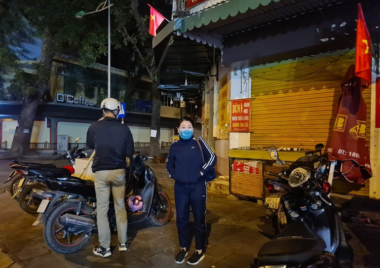 Nhiều người dân khác cũng tìm đến phố Trần Nhân Tông mua vàng ngày vía Thần Tài từ sáng sớm tinh mơ.