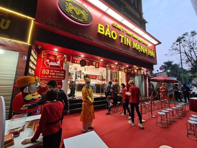 Đến gần 7h sáng cùng ngày, cửa hàng vàng Bảo Tín Mạnh Hải nằm trên phố Hoàng Cầu mới chỉ có vài vị khách ngồi xếp hàng chờ giao dịch.